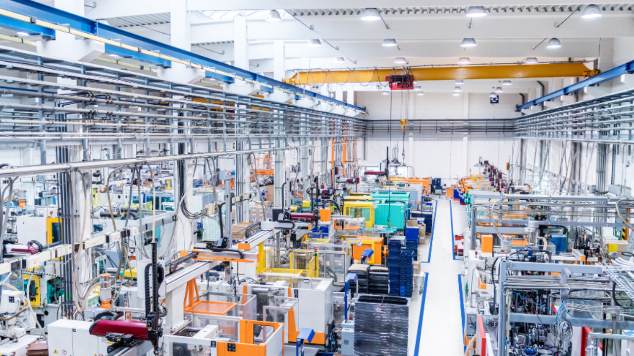 Global plastic injection molding companies - factory floor with injection molding machines